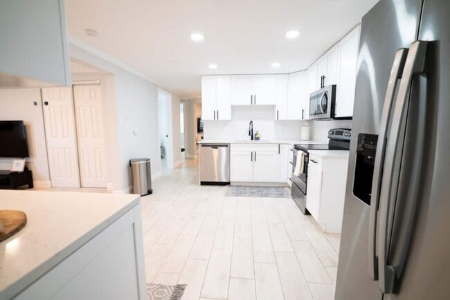 Building Photo - Fully Renovated Home Near Busch Gardens