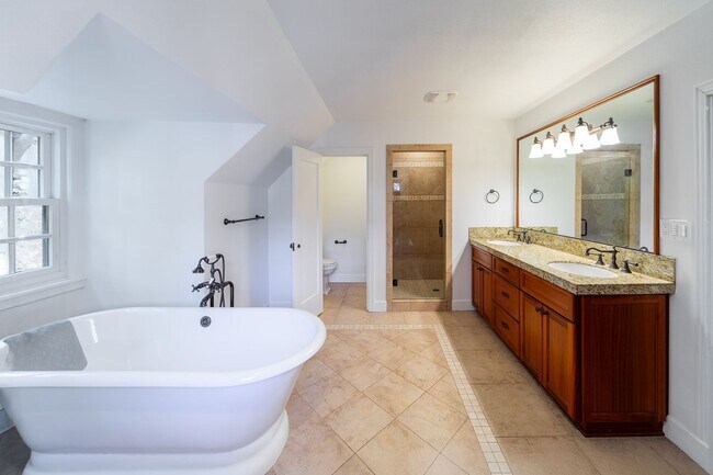 Building Photo - Luxurious Portland Heights home tucked away on a private street on nearly half an acre.