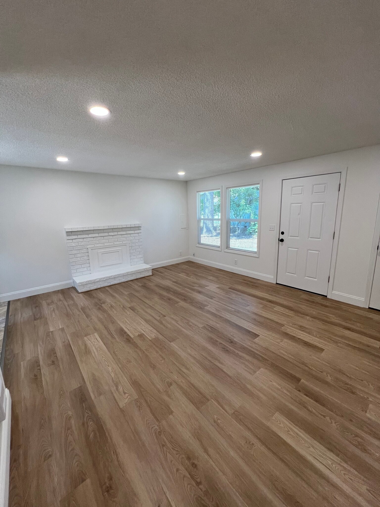 Living room - 14310 NE 14th Cir