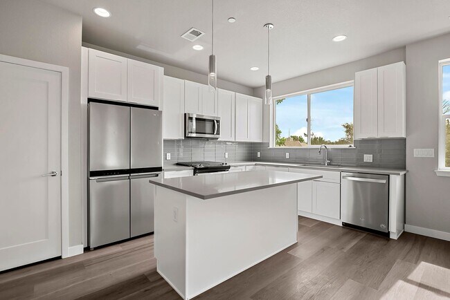 Building Photo - Last Townhouse Available! Beautiful Newer Build Close to Overlook Station