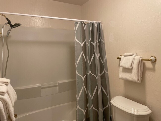 Building Photo - Large home level entry with garage.