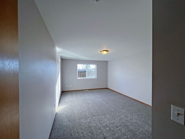 Building Photo - Price Drop!-Exceptional 2200 sq ft Three Bedroom 2 Bath Rambler in Fed Way - with A/C