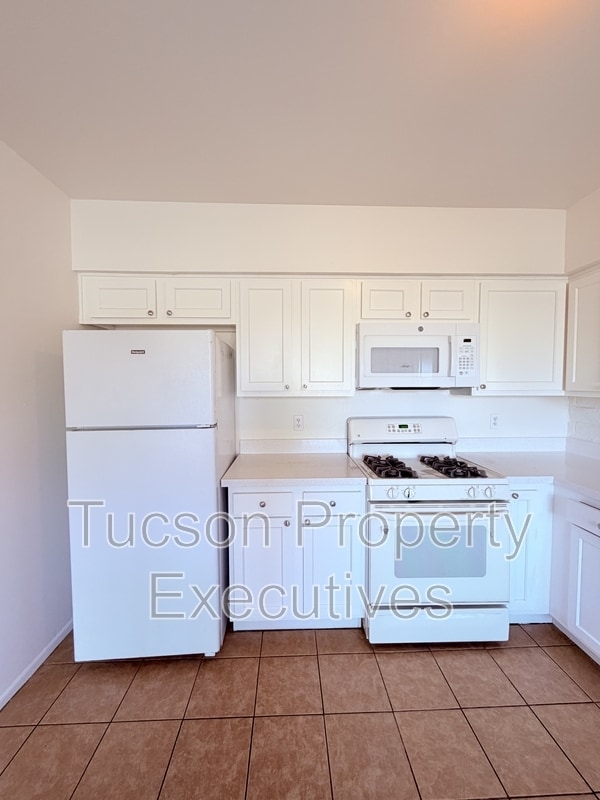 Building Photo - 1328-P1328 W Pennington St