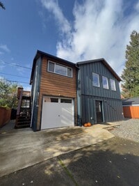 Building Photo - 1 Bath Furnished Studio in Woodlawn!