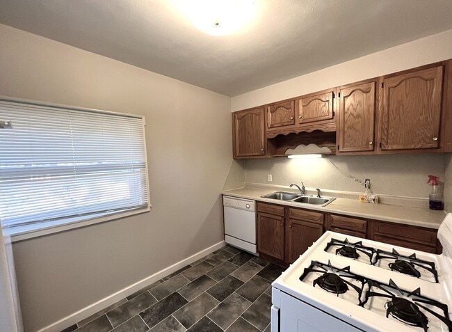 Building Photo - Midtown 3Bed 2Bath 1 Car Garage $1,700