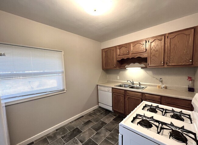 Building Photo - Midtown 3Bed 2Bath 1 Car Garage $1,800