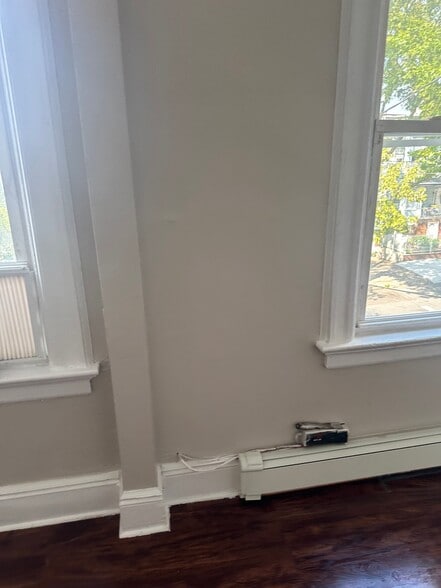 Building Photo - 85 Hague St