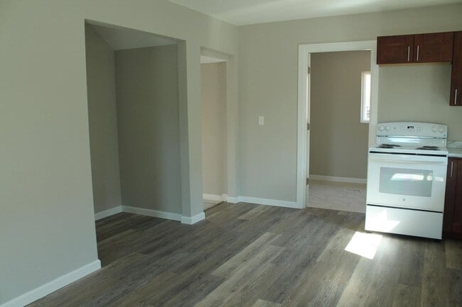 Building Photo - Modern Charm Meets Prime Location!