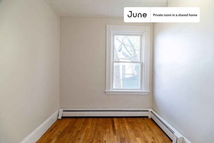 Building Photo - Private bedroom in 3 bed/1 bath Home