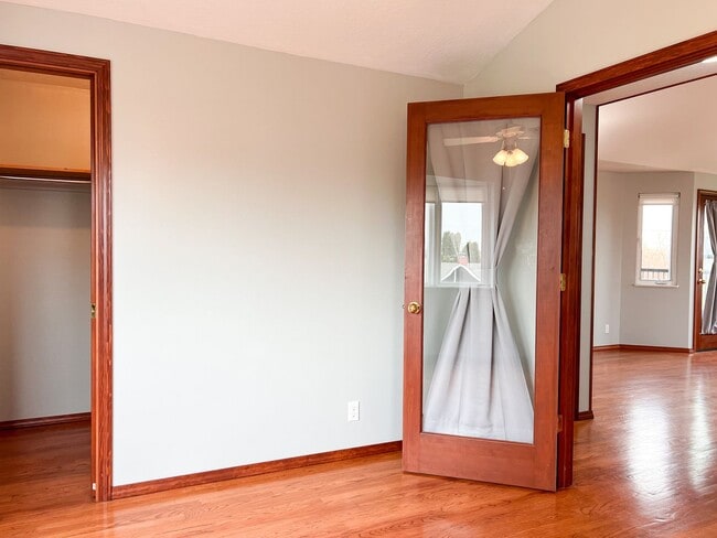 Building Photo - 4BD/2BA SUBURBAN HOME IN COBURG