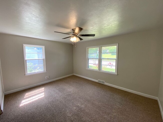 Building Photo - 2 Bedroom/1BA PLUS Garage -  Close to the ...