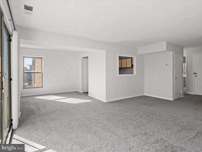 Building Photo - 19 Canterbury Square