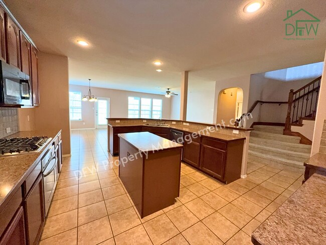 Building Photo - Elegant and Spacious 5-Bedroom Home for Lease in Fort Worth