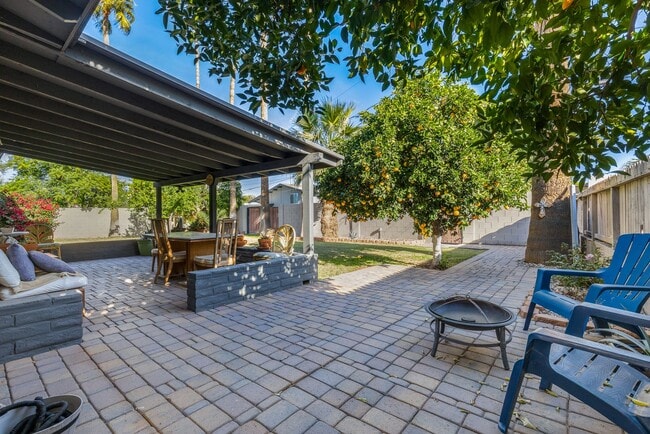 Building Photo - Cute 3 Bedroom 2 Bath In Phoenix!