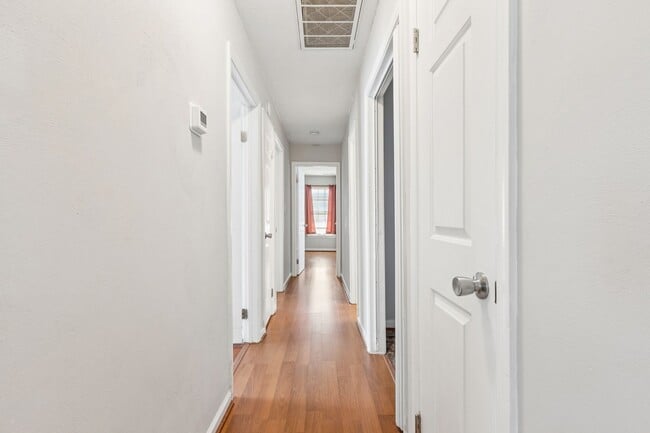 Building Photo - Move In Ready Brick Ranch in VB!