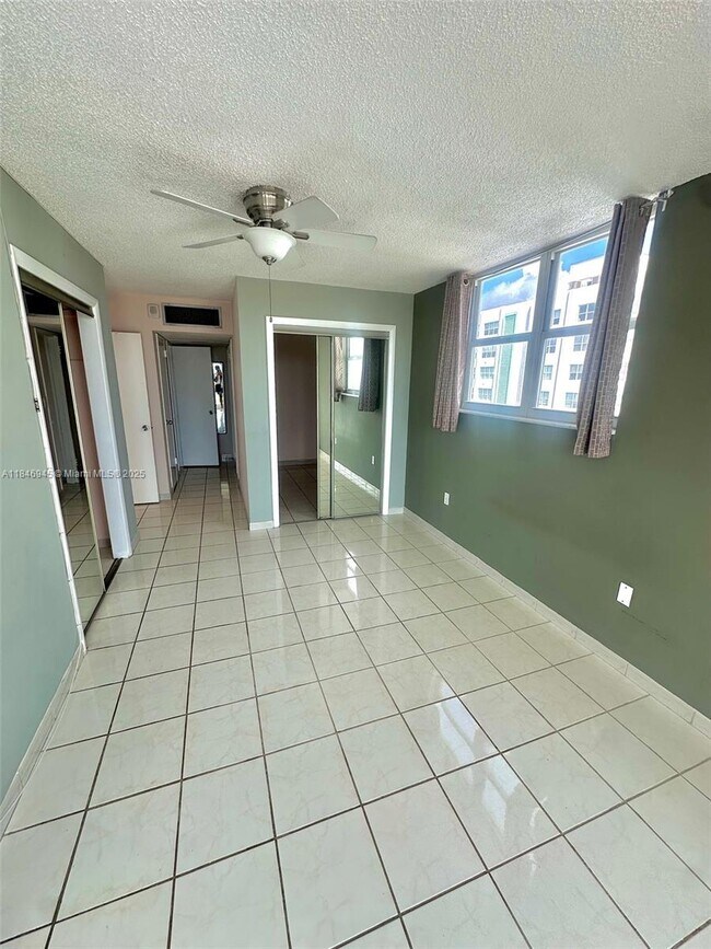 Building Photo - 1228 West Ave