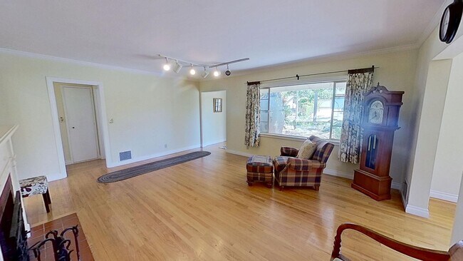 Building Photo - Amazing and Spacious 3 bed / 2 bath home! ...