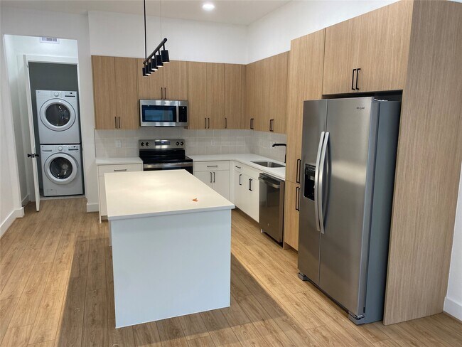 Building Photo - 162 Wallace St