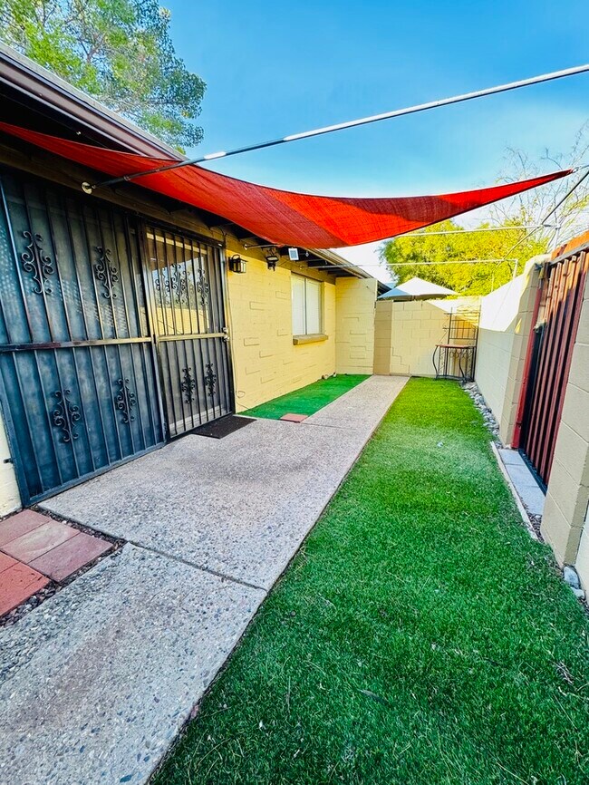 Building Photo - FOR RENT