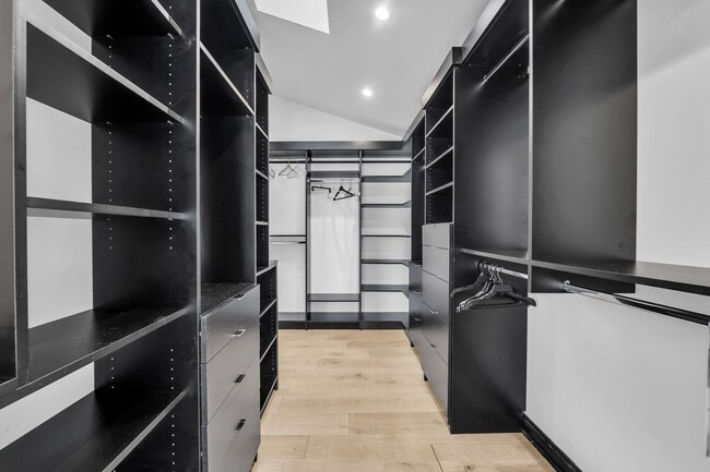 Building Photo - 15160 W Oak Spring Rd