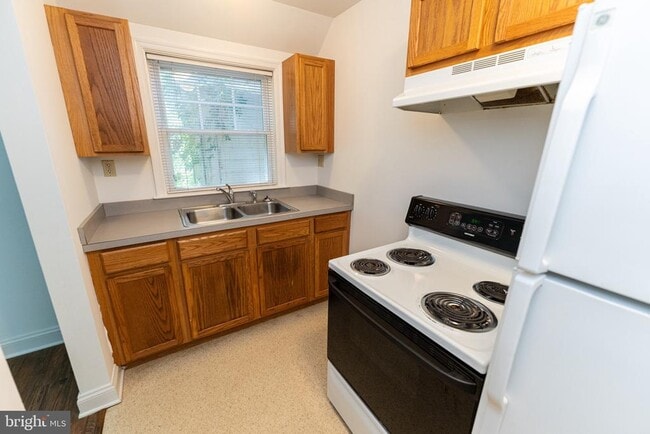 Building Photo - 802 Travers St