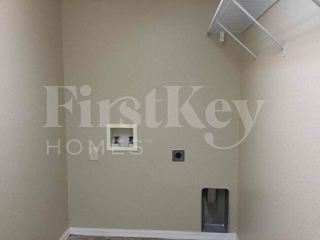 Building Photo - 3668 Sandhill Crane Dr