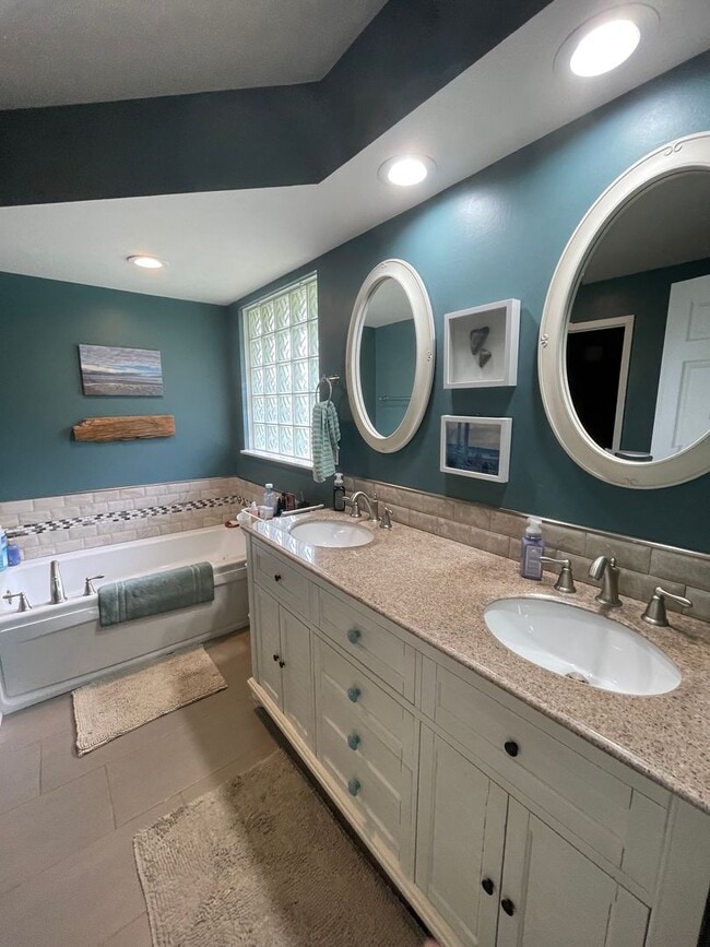 Building Photo - FULLY FURNISHED 4 BEDROOM, WALKOUT BASEMENT - SHORT TERM 6 MONTH RENTAL AVAILABLE IN OZARK!