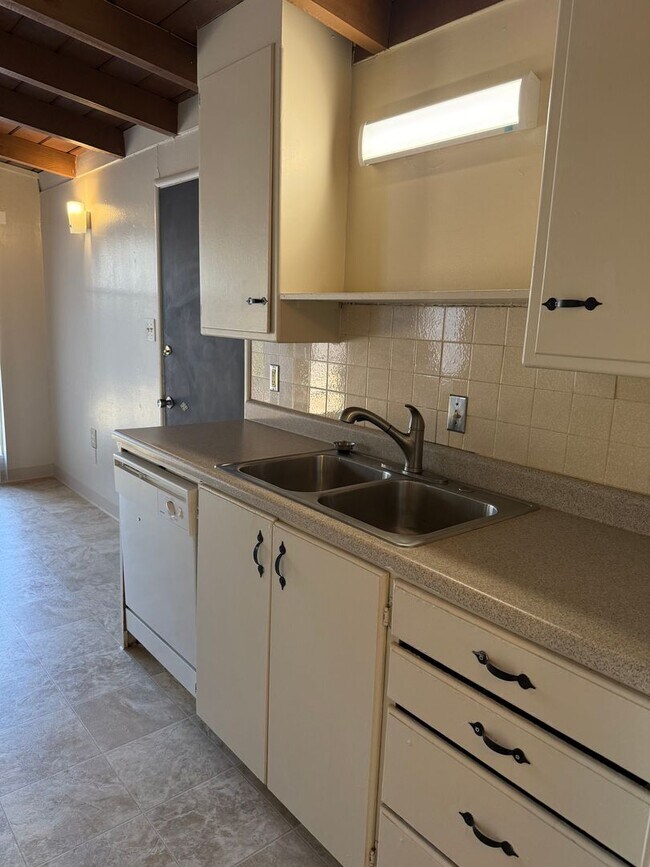 Building Photo - Charming Pet Friendly 3-Bedroom in Quiet C...