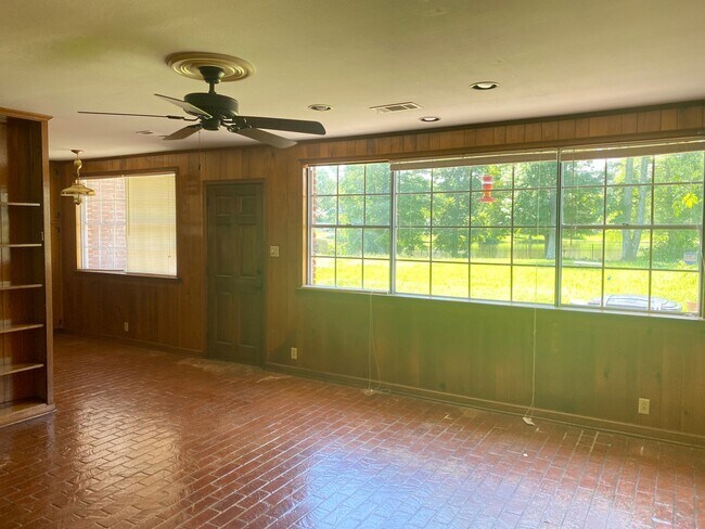 Building Photo - 866 W Lakeview Dr