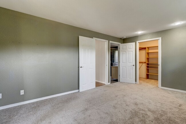 Building Photo - 3 Bed 2.5 Bath Home with a View!