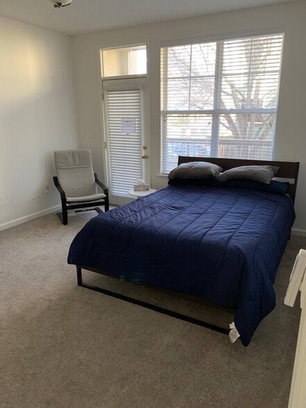 Bedroom 1 w/Balcony + walk in closet - 405 W 7th St
