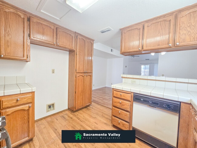 Building Photo - 8282 Meadowhaven Dr