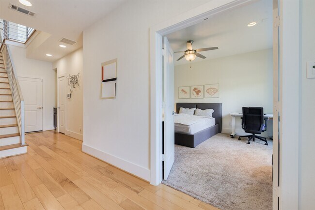 Building Photo - 5429C Hidalgo St