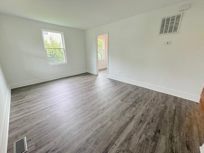 Building Photo - CHARMING 4-BEDROOM, 2-BATH COTTAGE-STYLE HOME IN HAMPTON, VA!