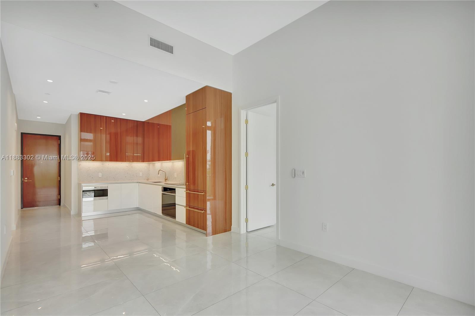 Building Photo - 2655 S Bayshore Dr
