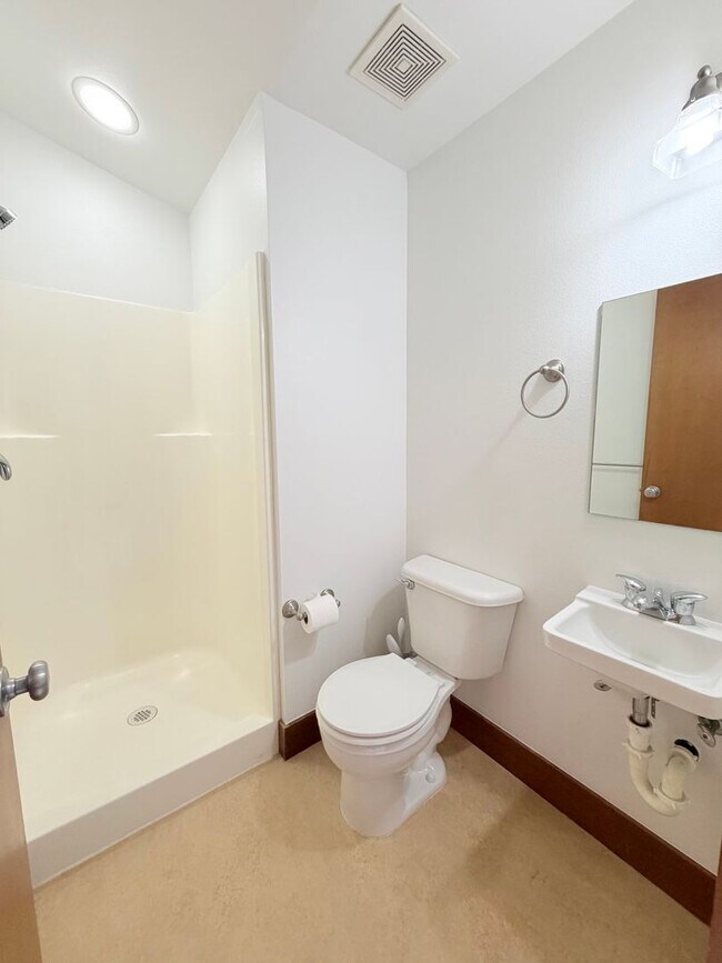 Building Photo - Charming Home in Leschi!