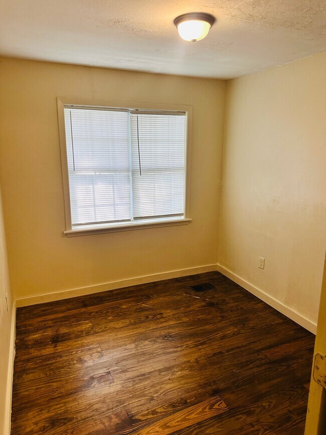 Building Photo - 3145 Woodview Dr