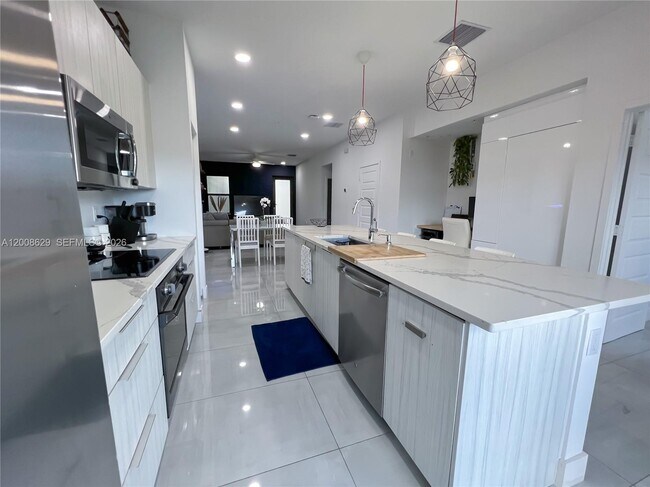 Building Photo - 7825 NW 104th Ave