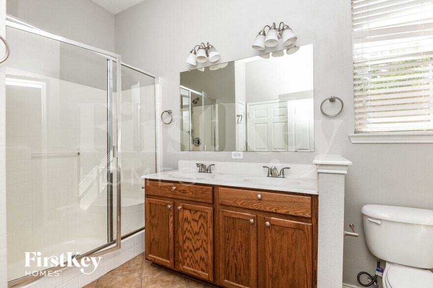 Building Photo - 423 Hackberry Dr