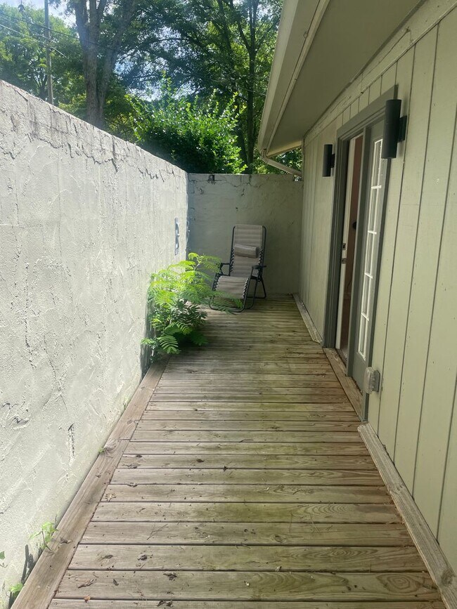 Building Photo - Knoxville 37918 - 2 bedroom, 2.5 bath Townhome - Contact Lisa Vineyard & Shannon Russell (865) 21...