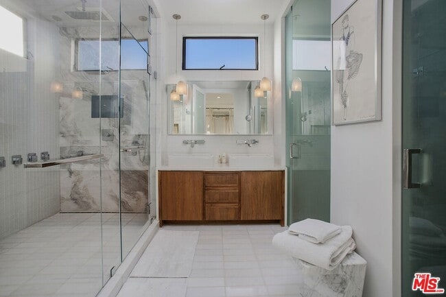 Building Photo - 2105 E Balboa Blvd