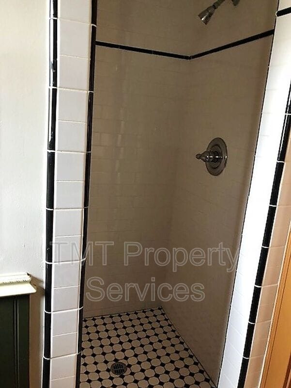 Building Photo - 579 Buchon