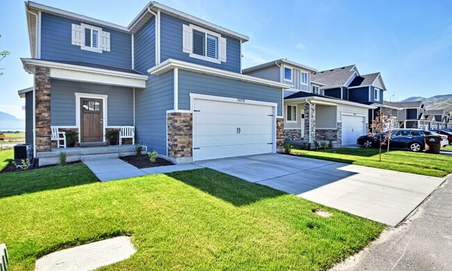 Building Photo - 4 bedroom/2.5 bathroom Townhome in Eagle Mountain