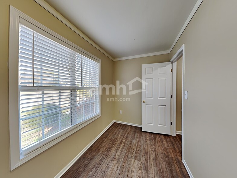 Building Photo - 8111 Kingston Dr