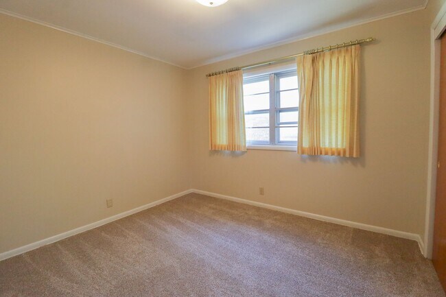 Building Photo - 3 Bed Mid-Town Beaut! Available for Immedi...