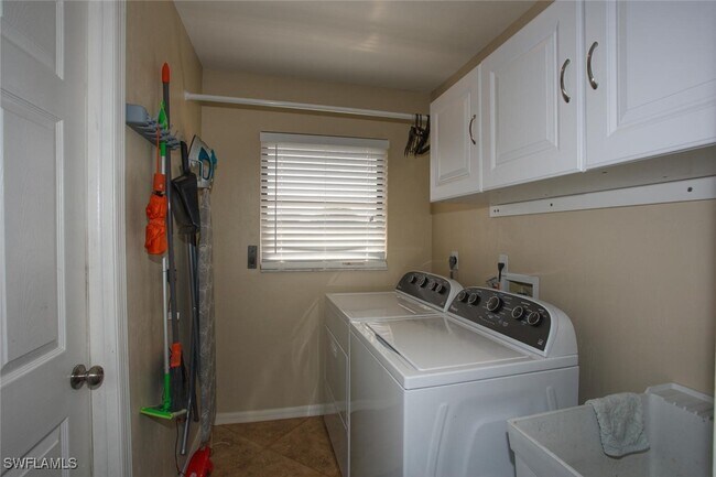 Building Photo - 5302 SW 25th Pl