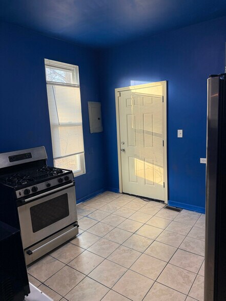 Building Photo - 604 W 60th St