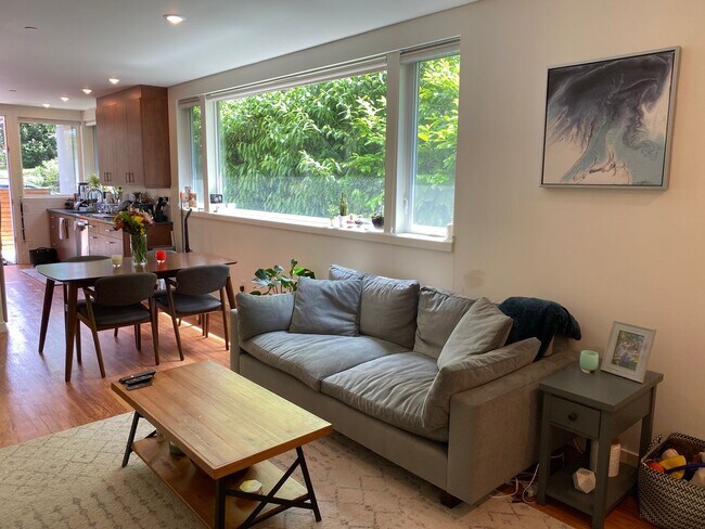 Building Photo - Sola 16