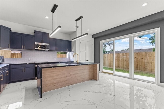 Building Photo - 5110 Longmeadow St