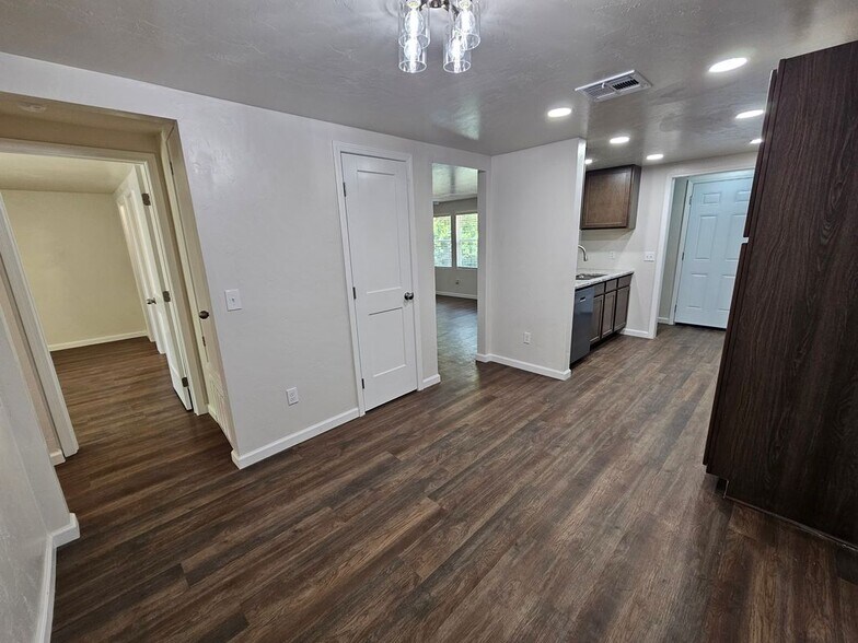 Building Photo - 8606 Brookline Ave